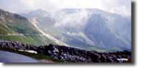 Colle dei Morti - Colle Fauniera (2481m)

Blick von der Passhhe des Colle Fauniera (2481m) Richtung Nord. Rechts runter geht es nach Cueno, links in der Scharte ber den Colle Esischie (2396m) nach Marmora/Maira
