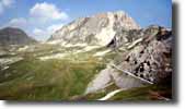 Colle dei Morti - Colle Fauniera (2481m)

Blick vom Colle Valcavera (2416m) an der Fauniera Sdrampe Richtung NW auf die Schotterpiste zum Gardetta.
