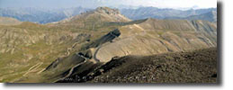 Col de la Bonette (2715m)

Panorama des Col de la Bonette (die Engstelle genau in der Bildmitte, 2715m) vom Gipfel der Cme la Bonette (2862m) aus. Links oben geht es nach Jausiers (1200m), rechts nach St.Etienne d.T. (1220m). Mit dem MTB kann man den Gipfel komplett hinauf fahren!