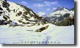 Grimselpass (2158m)

Auf der Grimsel Passhhe (2158m) mit Blick ber den noch zugefrorenen Grimselsee (Juni 2001) sowie im Hintergrund das Schreckhorn (4068m)