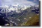 Furkapass (2436m)

Blick vom Furkapass Richtung West auf Gletsch (1700m), die Serpentinen zum Grimselpass (2158m) sowie die Berner Alpen mit dem Finsterarhorn (4268m, Mitte, in Wolken)