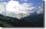 Gr. Walsertal -Faschinajoch (1490m)

Blick von der Faschinajoch Strecke (1300m) bei Fontanella in Richtung Ost / Massiv der Braunarlspitze (2649)