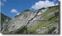 Flexenpass (1784m)

Flexenpass (1784m) - die legendre Sdrampe mit den bereits 1895 in den Fels gehauenen Lawinenschutz-Galerien in Richtung Arlbergstrecke