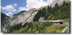 Flexenpass (1784m)

Flexenpass (1784m) - die legendre Sdrampe mit den bereits 1895 in den Fels gehauenen Lawinenschutz-Galerien in Richtung Arlbergstrecke