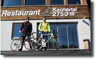 Kaunertaler Gletscherstrasse (2750m)

Kaunertaler Gletscherstrae - Am Gletscherrestaurant Kaunertal (2750m), dem Endpunkt der Strecke, bereits gerstet fr die kalte Abfahrt