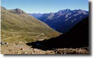 Kaunertaler Gletscherstrasse (2750m)

Kaunertaler Gletscherstrae - Tiefblick von der obersten Kehre aus (2700m)