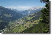 Pillerhhe (1558m)

Der groartige Aussichtspunkt Gacher Blick (1556m) ist der hchste Punkt der Pillerhhe-Pastrecke und liegt sagenhafte 700m senkrecht ber dem Oberinntal.