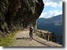 Passo di Gavia (2614m)

<b>Gaviapass Sdseite (ca. 2400m)</b><br><br>Diese enge, in den senkrechten Fels gehauene Passage war einst gefrchtet und kostete auch einigen unvorsichtigen Befahrern das Leben. <br>Heute ist sie durch einen Tunnel ersetzt und steht nur Radlern zur
