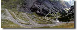 Passo dello Stelvio - Stilfserjoch (2758m)

Die gemeinsame Sd-West-Seite von Stilfserjoch und Umbrailpass Richtung Bormio. Standort ist auf 2200m mit Blick auf die Serpentinen und Tunnel im Val Braulio.