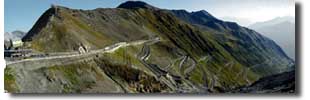 Passo dello Stelvio - Stilfserjoch (2758m)

Die groartige Nord-Rampe des Stilfserjochs (2756m) mit ihren 48 durchnumerierten Kehren (hier 22 davon) durch das Val Tafoi.<br>Oben links die Dreisprachenspitze (2843m), auf der frher die Landesgrenzen von CH, A und I zusammentafen.