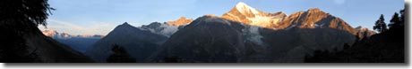  29.7.03 Europaweg Grächen-Zermatt: Das <b>Weisshorn (4505m)</b> im Morgenrot von der Europahütte(2220m) aus, ganz links das Breithorn(4139m)